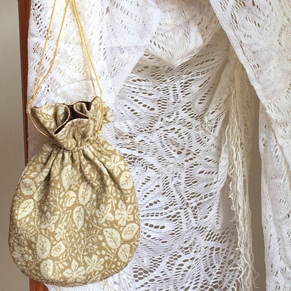 Medium-Small Gold Vintage Pouch Wristlet - Picture 2 of 4